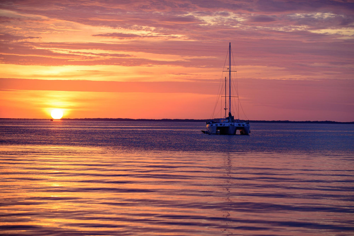 puesta de sol en velero